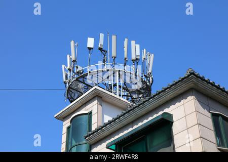 Basisstation in Korea. Mobilfunksender auf dem Dach des Gebäudes in Seoul, Südkorea. Stockfoto