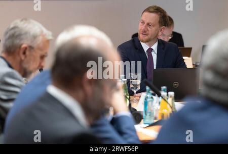 Freiberg, Deutschland. September 2023. Michael Kretschmer (CDU, r), Ministerpräsident von Sachsen, spricht auf der außerstädtischen Sitzung des sächsischen Kabinetts in Freiberg. Ein Thema ist die Beteiligung der Bürger und der Gemeinschaft am Bau und Betrieb von Windkraftanlagen. Außerdem werden Pläne für den Nachhaltigkeitscampus Freiberg/Mittelsachsen am Helmholtz-Institut Freiberg vorgestellt. Quelle: Hendrik Schmidt/dpa/Alamy Live News Stockfoto