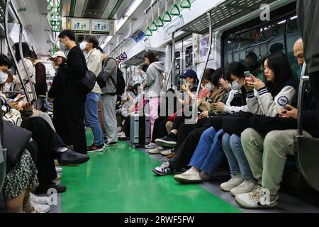 SEOUL, SÜDKOREA - 7. APRIL 2023: Passagiere fahren mit der U-Bahn in Seoul. Das U-Bahn-System in Seoul ist eines der größten U-Bahn-Netze der Welt. Stockfoto