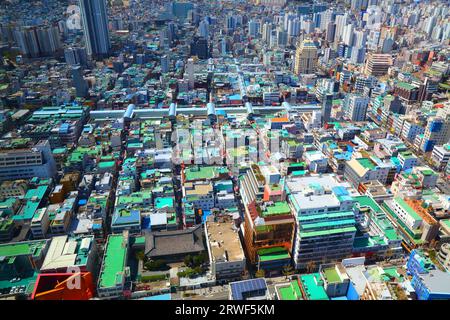 BUSAN, SÜDKOREA - 27. MÄRZ 2023: Stadtbild von Busan mit Jung-Bezirk (Jung-gu) und Dächer von Gukje Markt und Bupyeong Markt. Stockfoto