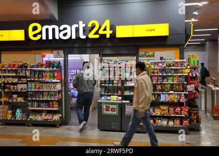BUSAN, SÜDKOREA - 30. MÄRZ 2023: Emart24-Marke Convenience Store in Busan, Südkorea. Emart24 wird von der Shinsegae Group betrieben. Stockfoto