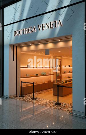 SEOUL, SÜDKOREA - 10. APRIL 2023: Luxuslederwarengeschäft Bottega Veneta am Seoul Incheon Airport, dem Hauptflughafen Südkoreas. Stockfoto