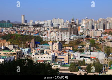 SUWON, SÜDKOREA - 8. APRIL 2023: Moderne Skyline von Suwon. Es ist eine der größten Städte Südkoreas. Stockfoto