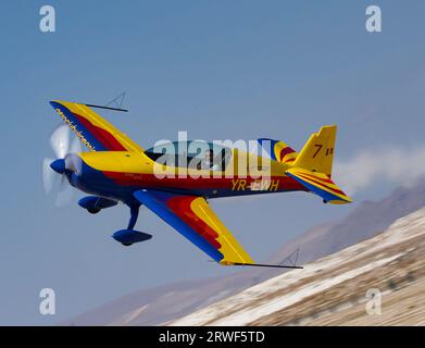 Hawks of Romania ist ein ziviles Kunstflugteam, das eine Mischung aus zweisitzigen Extra 300L- und einsitzigen Extra 330SC-Flugzeugen fliegt. Airshow in Sivrihisar SH Stockfoto