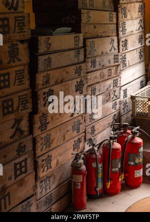 Feuerlöscher in der Porzellanfabrik Kouraku, Region Kyushu, Arita, Japan Stockfoto