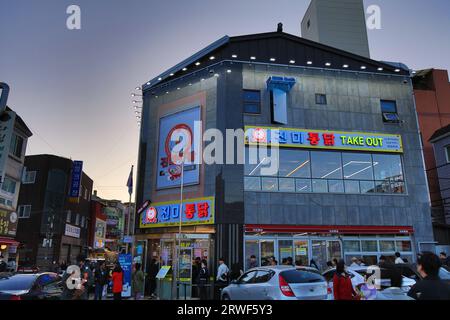 SUWON, SÜDKOREA - 8. APRIL 2023: Jin Mi Chicken Restaurant in Suwon. Die Suwon Chicken Street ist berühmt für ihre Restaurants mit Brathähnchen. Stockfoto