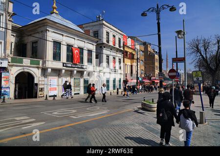 ISTANBUL, TÜRKEI - 25. MÄRZ 2023: Besucher besuchen das Sultanahmet-Viertel von Istanbul, Türkei. Stockfoto