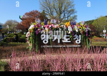 SUWON, SÜDKOREA - 8. APRIL 2023: Blumendekoration vor dem Regierungsgebäude der Provinz Gyeonggi in Suwon, der Hauptstadt von Gyeonggi Stockfoto