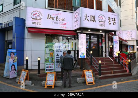 SUWON, SÜDKOREA - 8. APRIL 2023: Daebong Chicken Restaurant in Suwon. Die Suwon Chicken Street ist berühmt für ihre frittierten Hühnerrestaurants. Stockfoto