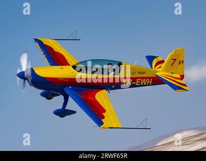 Hawks of Romania ist ein ziviles Kunstflugteam, das eine Mischung aus zweisitzigen Extra 300L- und einsitzigen Extra 330SC-Flugzeugen fliegt. Airshow in Sivrihisar SH Stockfoto