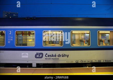 WARSCHAU, POLEN - 12. APRIL 2023: Ceske Drahy Personenzug am Warschau-Zachodnia-Bahnhof in Warschau, Polen. Ceske Drahy ist die nationale Eisenbahnoper Stockfoto