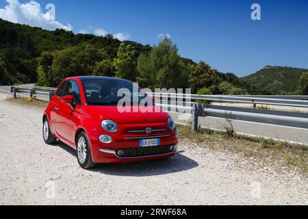 SARDINIEN, ITALIEN - 27. MAI 2023: Fiat 500 Dolcevita, kleiner italienischer Hatchback-Wagen parkt neben der berühmten Panoramastraße SS125 Orientale Sarda. Stockfoto