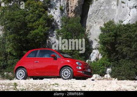 SARDINIEN, ITALIEN - 27. MAI 2023: Fiat 500 Dolcevita, kleiner italienischer Hatchback-Wagen, der in den Bergen der Insel Sardinien in Italien geparkt ist. Stockfoto