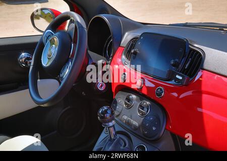 SARDINIEN, ITALIEN - 27. MAI 2023: Lenkrad und Armaturenbrett des Fiat 500 Dolcevita, kleiner italienischer Hatchback. Stockfoto