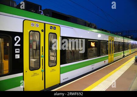 WARSCHAU, POLEN - 12. APRIL 2023: Koleje Mazowieckie Personenzug am Warschau-Zachodnia-Bahnhof in Warschau, Polen. Stockfoto