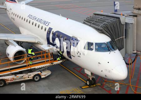 WARSCHAU, POLEN - 12. APRIL 2023: Embraer E170 Passagierflugzeug der LOT Polish Airlines am Flughafen Warschau (IATA-Code: WAW) in Polen. Stockfoto