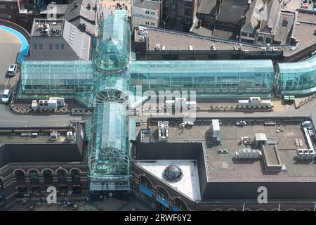 LIVERPOOL, Großbritannien - 20. APRIL 2013: Clayton Square Shopping Centre innerstädtisches Einkaufszentrum in Liverpool, Großbritannien. Ansicht des Glasdachs aus der Vogelperspektive. Stockfoto