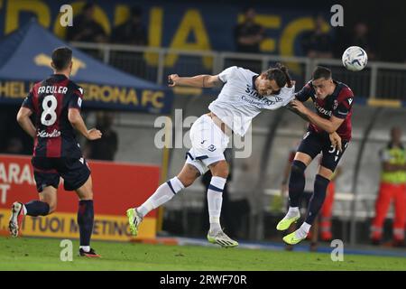 Milan Djuric (Hellas Verona)Sam Beukema (Bologna) während des italienischen Spiels der Serie A zwischen Hellas Verona 0-0 Bologna im Marcantonio Bentegodi Stadion am 18. September 2023 in Verona, Italien. Kredit: Maurizio Borsari/AFLO/Alamy Live News Stockfoto