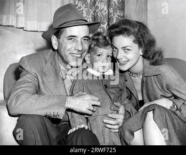 HUMPHREY BOGART und seine Frau LAUREN BACALL mit ihrem Sohn STEPHEN BOGART an Bord der Ile de France am 8. September 1951, kurz bevor sie von Southampton nach New York segeln, nachdem die Filmaufnahmen der Afrikanischen Königin in den Isleworth Studios in England abgeschlossen waren Stockfoto