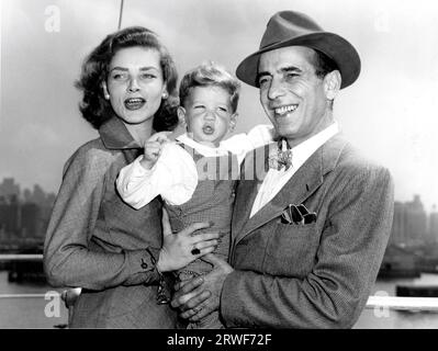 HUMPHREY BOGART und seine Frau LAUREN BACALL mit ihrem Sohn STEPHEN BOGART kamen am 14. September 1951 auf dem französischen Seefahrer Ile de France nach Abschluss der Dreharbeiten zur Afrikanischen Königin in New York an Stockfoto