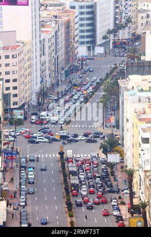 CASCA, MAROKKO - 22. FEBRUAR 2022: Starker Hauptverkehrsverkehr auf dem Boulevard Mohamed Zerktouni in der Innenstadt von Casca, Marokko. Casca ist die lar Stockfoto