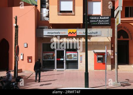 MARRAKESCH, MAROKKO - 21. FEBRUAR 2022: Besucher besuchen die Filiale der Attijariwafa Bank in Marrakesch, Marokko. Die Attijariwafa Bank ist ein multinationales marokkanisches Verbot Stockfoto