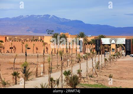 OUARZAZATE, MAROKKO - 18. FEBRUAR 2022: Oscar Hotel by the Atlas Studios in Marokko. Atlas Studios ist eine der größten Filmstudios der Welt b Stockfoto