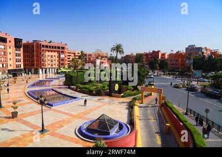 MARRAKESCH, MAROKKO - 21. FEBRUAR 2022: Besucher besuchen den Jardin 16 Novembre Platz im Stadtteil Gueliz der Stadt Marrakesch, Marokko. Stockfoto