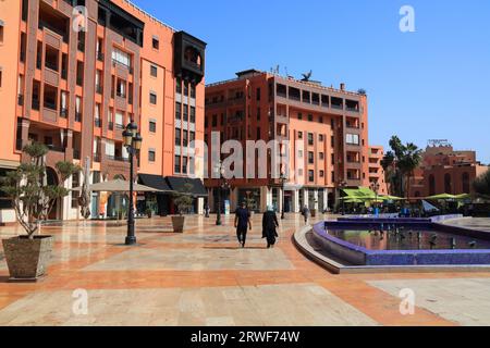 MARRAKESCH, MAROKKO - 21. FEBRUAR 2022: Besucher besuchen den Jardin 16 Novembre Platz im Stadtteil Gueliz der Stadt Marrakesch, Marokko. Stockfoto