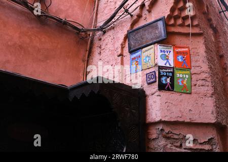 MARRAKESCH, MAROKKO - 20. FEBRUAR 2022: Schilder für Hotelempfehlungen von Le Routard an der Wand eines Riad-Hotels in Marrakesch, Marokko. Stockfoto