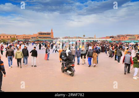 MARRAKESCH, MAROKKO - 20. FEBRUAR 2022: Menschen besuchen den Jamaa el-Fnaa-Markt der Stadt Marrakesch, Marokko. Der Platz ist als UNESCO-Masterpiec gelistet Stockfoto
