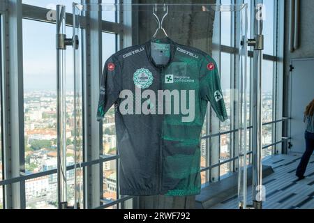Mailand, Italien. September 2023. Offizielles Jersey während der Pressekonferenz „Il Lombardia“, Nachrichten in Mailand, Italien, 19. September 2023 Credit: Independent Photo Agency/Alamy Live News Stockfoto