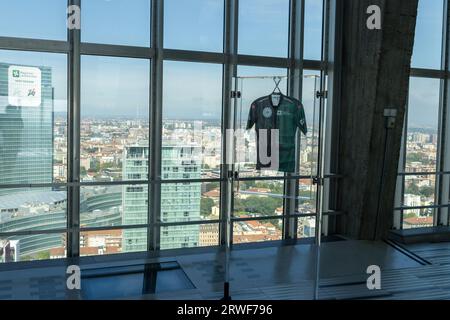Mailand, Italien. September 2023. Offizielles Jersey während der Pressekonferenz „Il Lombardia“, Nachrichten in Mailand, Italien, 19. September 2023 Credit: Independent Photo Agency/Alamy Live News Stockfoto