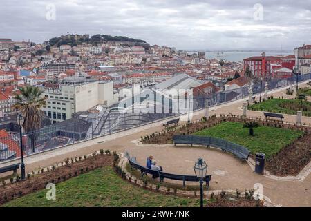 Portugal, Lissabon, Panoramablick auf das Alfama-Viertel vom Garten Miraduro San Pedro de Alcantara Foto © Fabio Mazzarella/Sintesi/Alamy Stoc Stockfoto