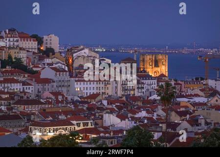 Portugal, Lissabon, Panoramablick bei Nacht auf das Viertel Alfama vom Garten Miraduro San Pedro de Alcantara Foto © Fabio Mazzarella/Sintesi/Alam Stockfoto