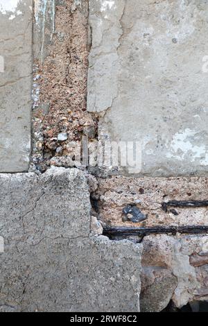 Abplatzungsschäden in Stahlbeton bei feuchter salzhaltiger Meeresluft. Atlantikküste und Pazifikküste Problem: Rost kann Betonschäden nicht mehr vermeiden. Stockfoto