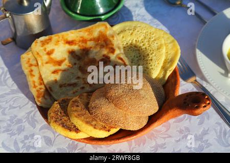 Marokkanisches Hotelfrühstück mit traditionellen Baghrir-Grieß-Pfannkuchen, Harcha-Grieß-Brot und Meloui-Pfannkuchen. Marokkanisches Essen. Stockfoto