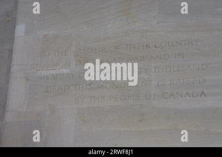 Informationen sind an den Wänden des Canadian National Vimy Memorial in Vimy Ridge gemeißelt. Vimy, Frankreich. Stockfoto