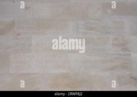 Informationen sind an den Wänden des Canadian National Vimy Memorial in Vimy Ridge gemeißelt. Vimy, Frankreich. Stockfoto