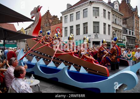 Die Wikinger in einem Langboot schwimmen in der Prozession der Golden Tree Pageant, die seit 1958 alle 5 Jahre stattfindet. Brügge, Belgien. Stockfoto