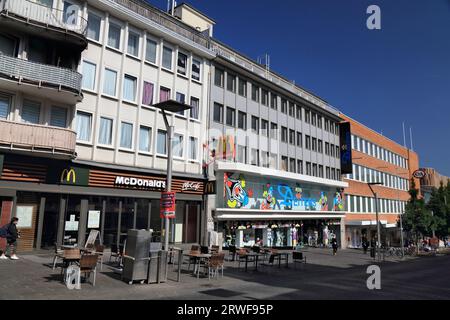 MOENCHENGLADBACH, DEUTSCHLAND - 18. SEPTEMBER 2020: Die Leute gehen an McDonald's Fast-Food-Restaurant in der Innenstadt von Moenchengladbach vorbei. Stockfoto