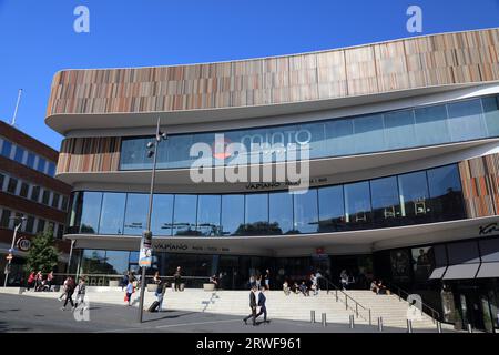 MÖNCHENGLADBACH, DEUTSCHLAND - 18. SEPTEMBER 2020: Menschen gehen durch das Minto Einkaufszentrum in der Innenstadt von Mönchengladbach, Deutschland. Das Einkaufszentrum ist im Besitz von Unibail Stockfoto