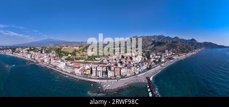 Veduta panoramica su Giardini Naxos, Taormina e Castelmola veduta panoramica aerea dll'alto dal Stute; Luoghi balneari per le vacanze estive in Sizilien Stockfoto