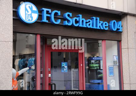 GELSENKIRCHEN, DEUTSCHLAND - 17. SEPTEMBER 2020: FC Schalke 04 offizieller Sportmannschaftswarenladen in Gelsenkirchen, Deutschland. FC Schalke 04 ist ein Profi Stockfoto