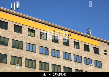 ESSEN, DEUTSCHLAND - 21. SEPTEMBER 2020: Postbank und Deutsche Post in Essen, Deutschland. Die Deutsche Postbank ist eine große deutsche Finanzdienstleistungsgesellschaft Stockfoto