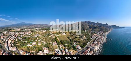 Veduta panoramica su Giardini Naxos, Taormina e Castelmola veduta panoramica aerea dll'alto dal Stute; Luoghi balneari per le vacanze estive in Sizilien Stockfoto