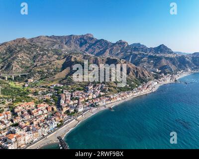 Veduta panoramica su Giardini Naxos, Taormina e Castelmola veduta panoramica aerea dll'alto dal Stute; Luoghi balneari per le vacanze estive in Sizilien Stockfoto