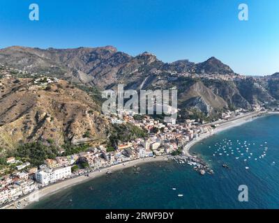 Veduta panoramica su Giardini Naxos, Taormina e Castelmola veduta panoramica aerea dll'alto dal Stute; Luoghi balneari per le vacanze estive in Sizilien Stockfoto