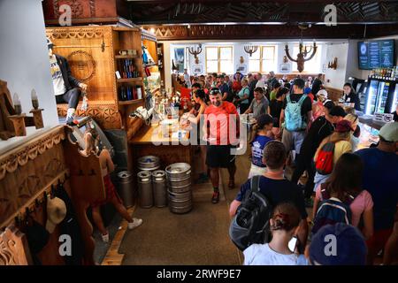 TATRA BERGE, POLEN - 9. SEPTEMBER 2023: Touristen besuchen Murowaniec Berghütte im Hala Gasienicowa Tal im Tatrzanski Park Narodowy (Tatra N Stockfoto