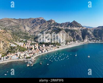 Veduta panoramica su Giardini Naxos, Taormina e Castelmola veduta panoramica aerea dll'alto dal Stute; Luoghi balneari per le vacanze estive in Sizilien Stockfoto